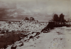 ЕКМ ОФ 8378/9. Неизвестный фотограф. Фотография из фотоальбома. г. Енисейск. Ледоход, берег. Около 1900 г.
